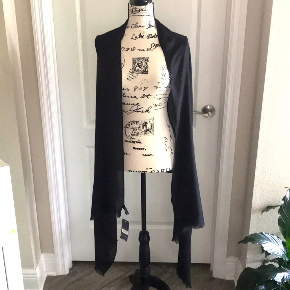 Accessory Street wrap. NWT